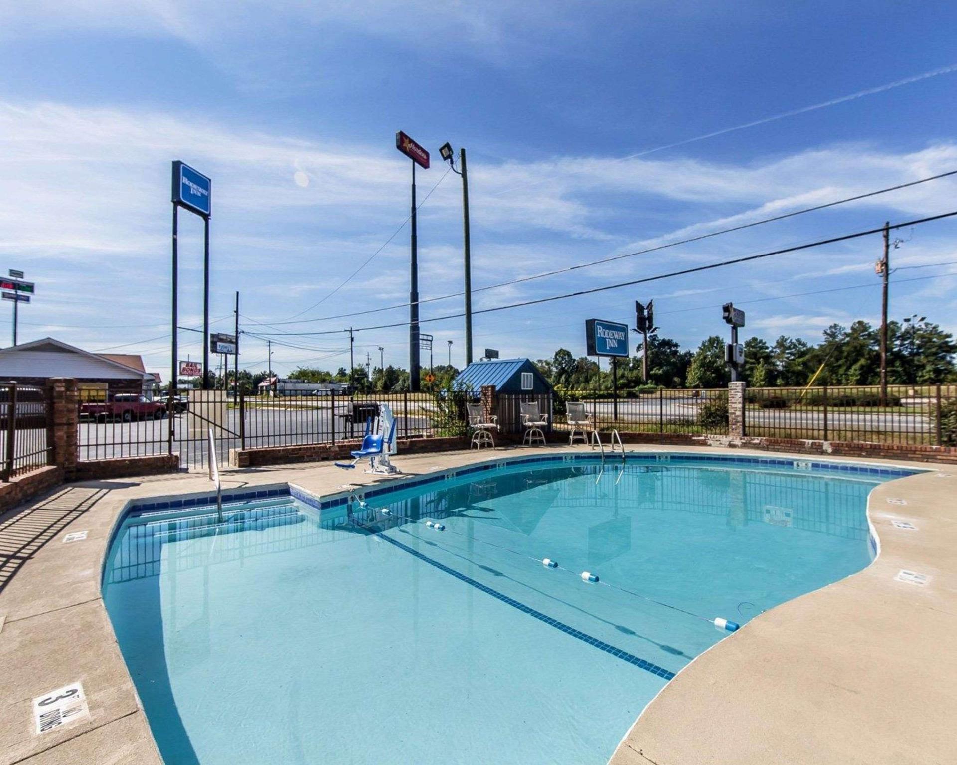 Days Inn By Wyndham Calhoun Ga I-75 And Us-41 Eksteriør bilde